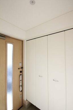 玄関収納あります