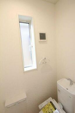 1階と2階にトイレがあり、ウォシュレット完備