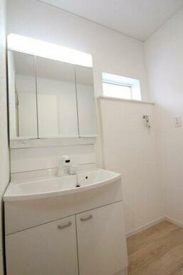 三面鏡の中には収納スペースがあります