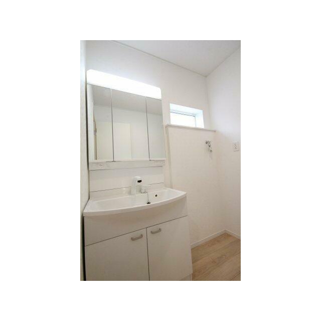 三面鏡の中には収納スペースがあります