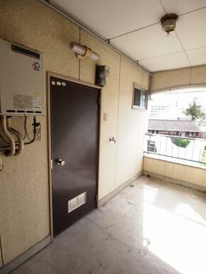 玄関横に洗濯機置き場あり