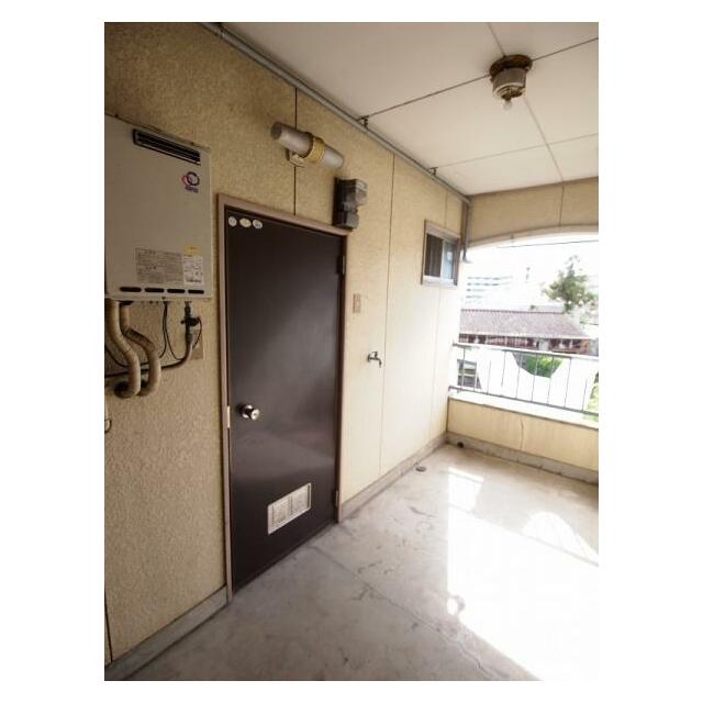 玄関横に洗濯機置き場あり