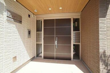 オートロック・防犯カメラ付き