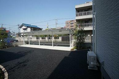 敷地内に屋根付き駐輪場あり