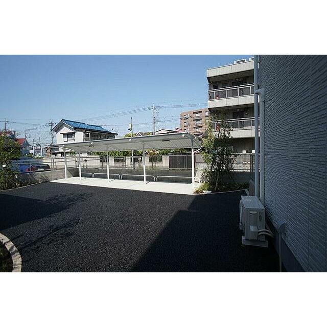 敷地内に屋根付き駐輪場あり