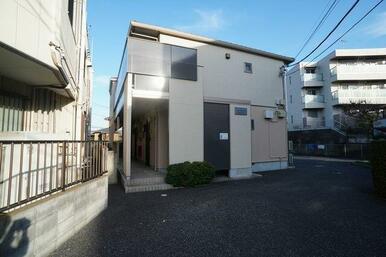 敷地入口から建物西側面を撮影しております。
