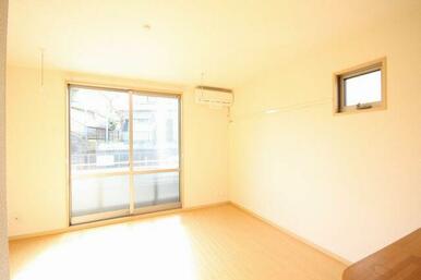 天井には室内洗濯物干しが付いてます！ご使用にならない時には外すことも出来ますよ！