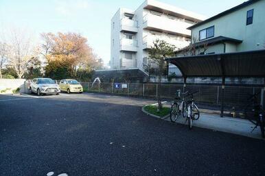 敷地内駐輪場・駐車場がございます。