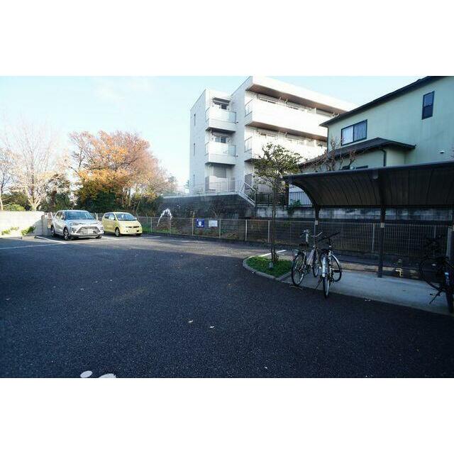 敷地内駐輪場・駐車場がございます。