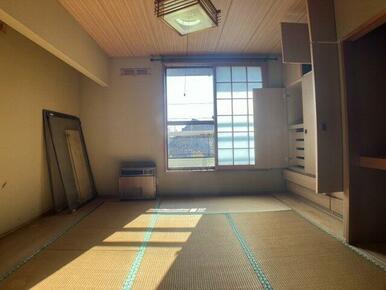 2階南東側和室、彩光良好です♪