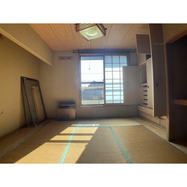 2階南東側和室、彩光良好です♪