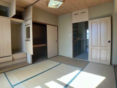 2階南東側和室、彩光良好です♪