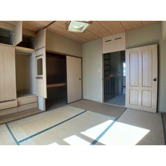 2階南東側和室、彩光良好です♪