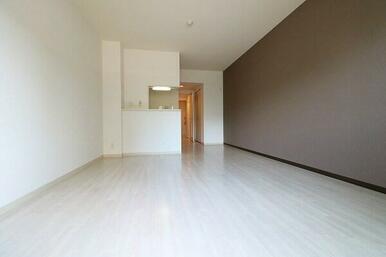 お部屋１面にはアクセントクロスを採用！白い床が光を反射しお部屋が明るく感じます！