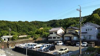 ２階高の仮設足場より前面道路側を撮影しています。東三河ふるさと公園の緑が広がる、穏やかな景観です