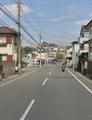 前面道路は広めです。