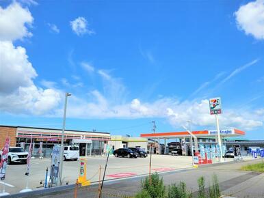 セブンイレブン　ルート１１２鶴岡東原町店まで徒歩約８分（約６３０ｍ）