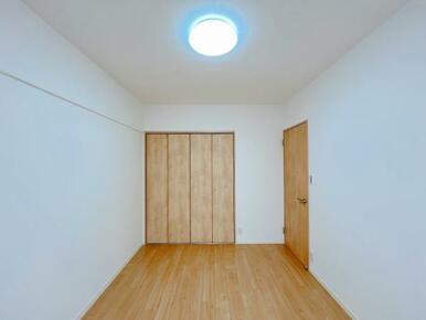 「北西側洋室　約5.7帖」別角度の写真です。収納がございます。