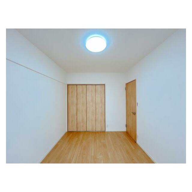 「北西側洋室　約5.7帖」別角度の写真です。収納がございます。