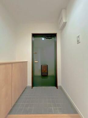 「玄関」靴箱、新品交換済み。