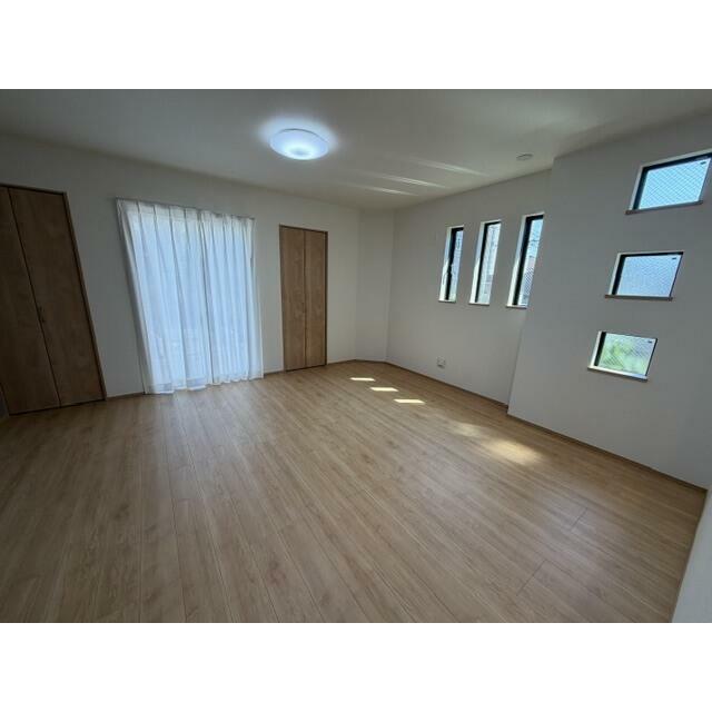 窓からは柔らかい光が差し込み、日当たり通風良好！ LDKにどんな家具を置こうか考えるのも楽しいですね♪