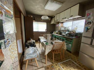 レトロな雰囲気が漂うダイニングキッチン。窓が2面にあり、通風性と採光性に優れたご家族様がつどいやすい