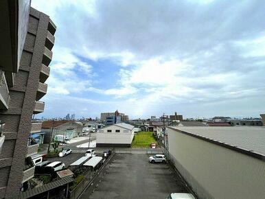 「ベランダ」周辺に高い建物が少なく、開放感のある景色です。