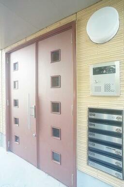 共用玄関オートロック仕様のため、安心・安全なシャーメゾンライフを♪