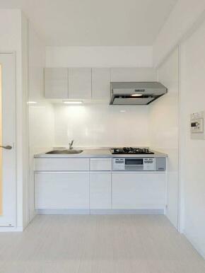 【キッチン】収納充実の白基調キッチン・三口ガスコンロ付