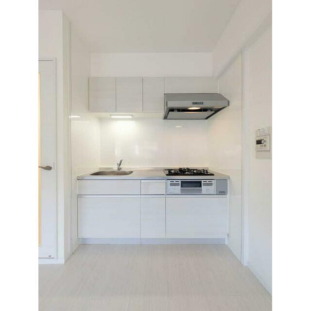 【キッチン】収納充実の白基調キッチン・三口ガスコンロ付