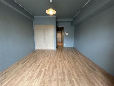 落ち着いたブルーのクロス