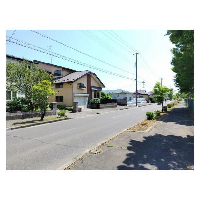 前面道路は幅員約12ｍの公道です。道路向かいには遊歩道があります。