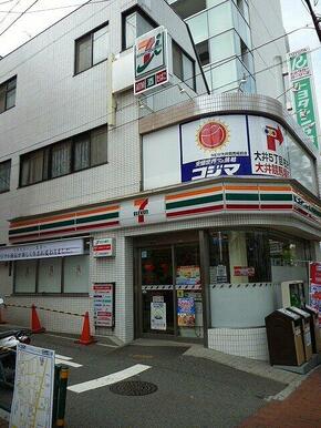 セブンイレブン大森駅北店 749m