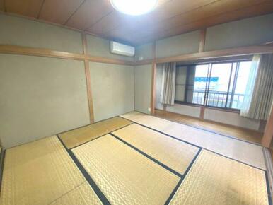 2階は8帖の広々和室。窓も大きく明かりが入りやすいため天気のいい日は電気を付けなくてもいいかも…