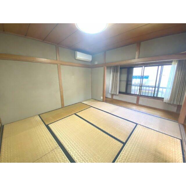 2階は8帖の広々和室。窓も大きく明かりが入りやすいため天気のいい日は電気を付けなくてもいいかも…