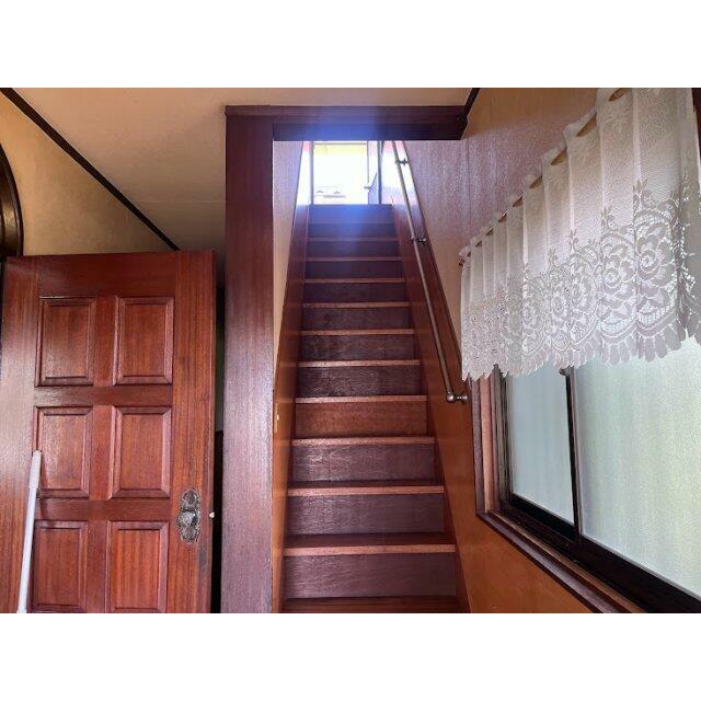 階段上がってすぐの窓から差し込む光で明るく照らしてくれます