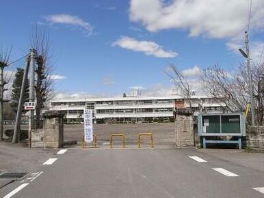 阿久津小学校　388ｍ/徒歩5分、車1分