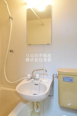 鏡付の洗面ボウルなので、洗顔するときに便利ですね☆