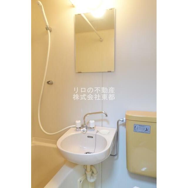 鏡付の洗面ボウルなので、洗顔するときに便利ですね☆