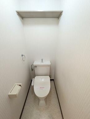温水洗浄便座付きのトイレ