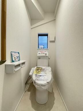 採光窓は臭い対策にもなって清潔な空間を保てます♪立ち上がりをサポートしてくれる手すりも完備！