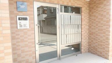 入口はオートロック付き