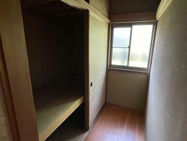 廊下の押し入れ収納です。
