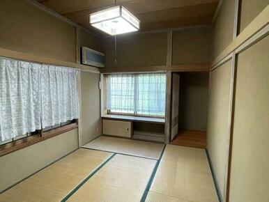 １階の６．４帖の和室です。