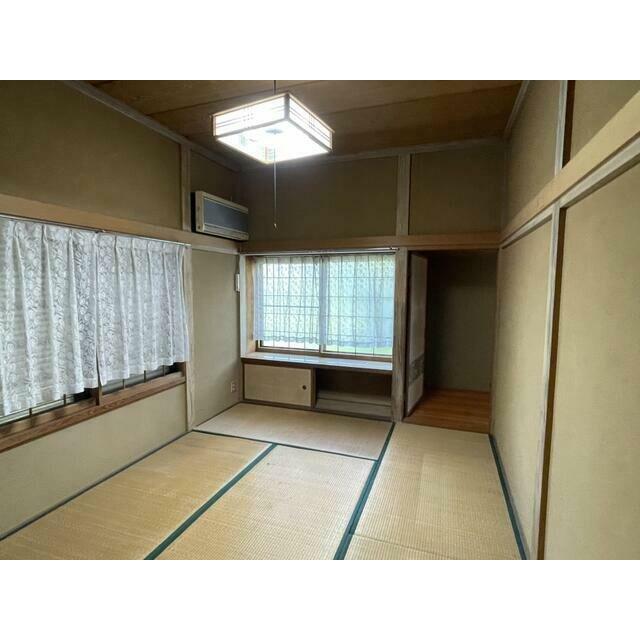 １階の６．４帖の和室です。