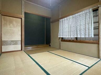 １階の６．４帖の和室です。
