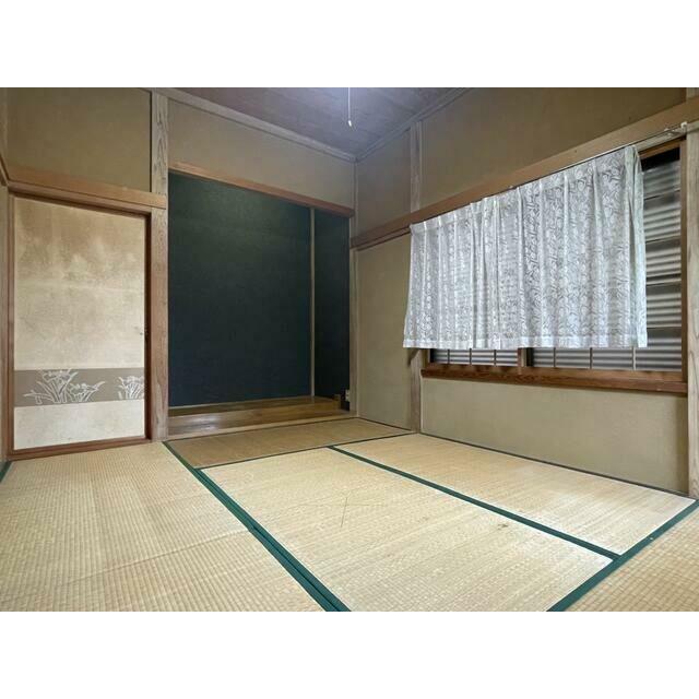 １階の６．４帖の和室です。