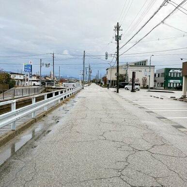 前面道路から大通りに出やすくアクセス良好な立地