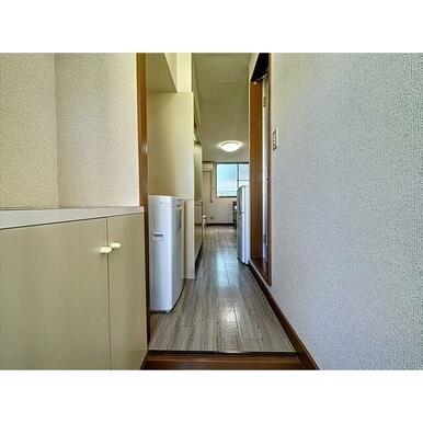 玄関から室内を見た雰囲気です