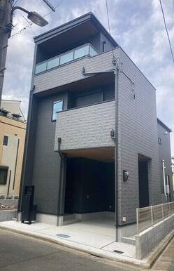 カースペース、宅配ボックスあり　高級感と存在感がある外観です。